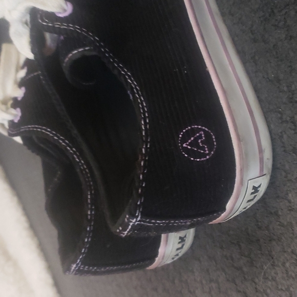 Airwalk black corduroy with lavender lace eyeholes and accents size 8.5 - Picture 4 of 12